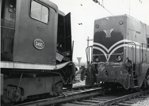 807629 Afbeelding van de diesel-electrische locomotief nr. 2495 (links, serie 2400/2500) van de N.S. en de ...